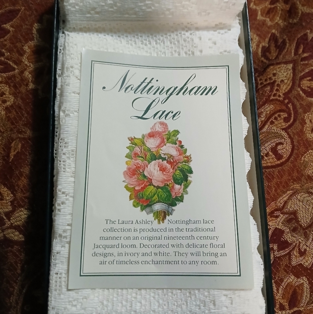 Laura Ashley Nottingham Lace with White Floral Design. 4 LACE DINNER NAPKINS‎